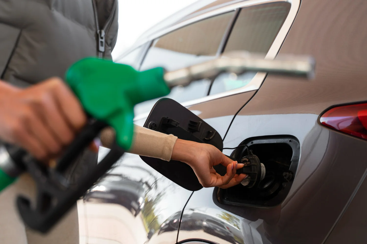 Motorista abastecendo veículo com gasolina aditivada, ilustrando benefícios dos aditivos para combustível.